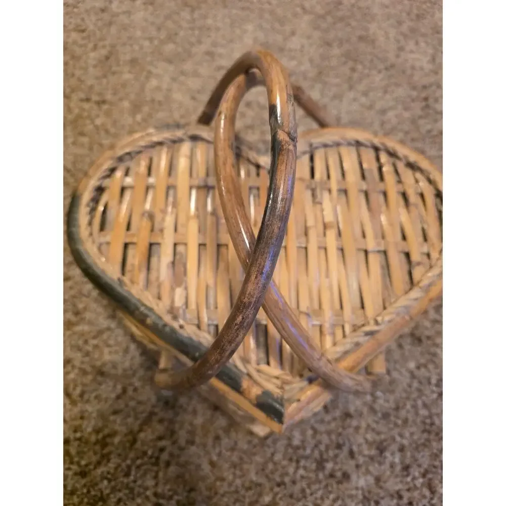VTG Made in Philippines Heart-Shaped Hard Sided Wicker Picnic Basket Handles